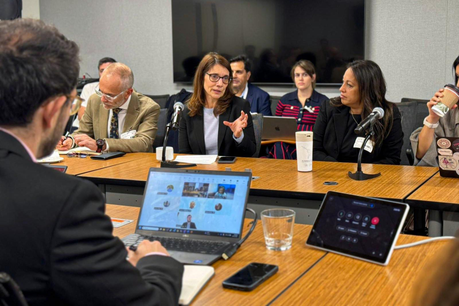 Reunión con Banco Mundial Personas sentadas alrededor de mesas en forma de "u"