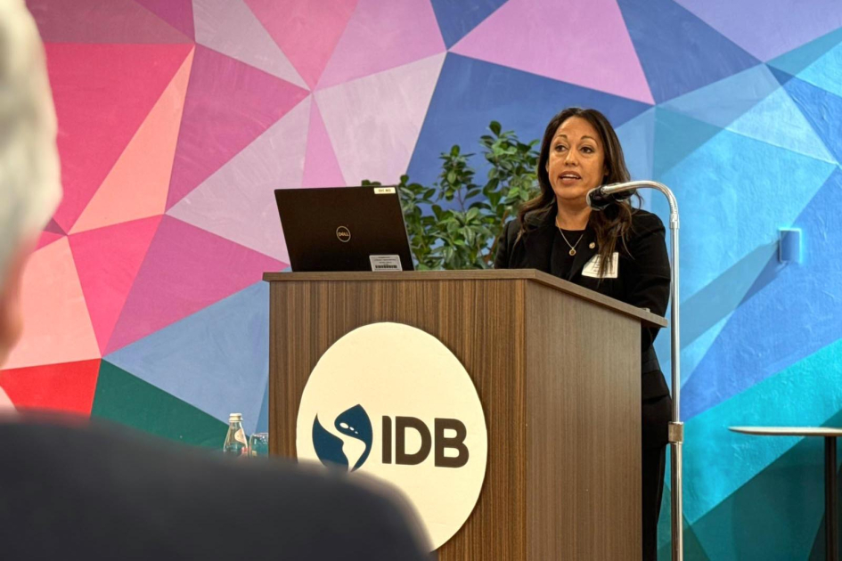 Reunión con BID Cardona habla en atril del BID