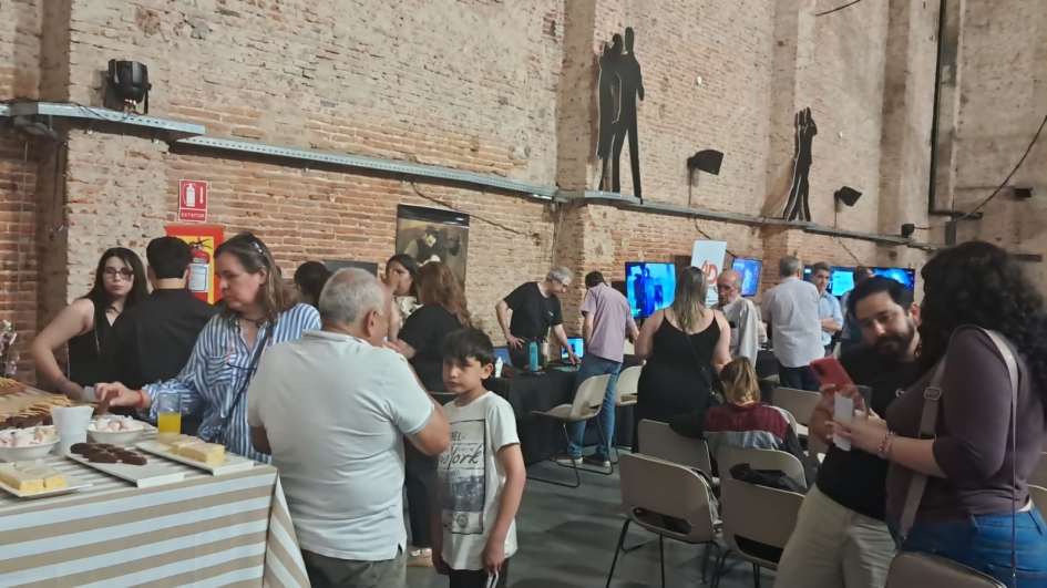 Personas de pie, algunas sentadas. Dialogan