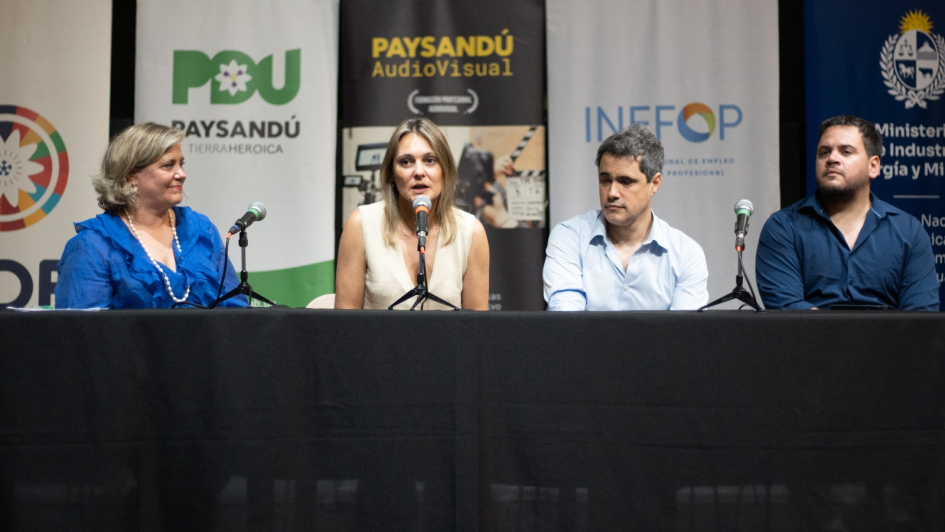 Autoridades y referentes técnicos en mesa. Detrás banners institucionales.