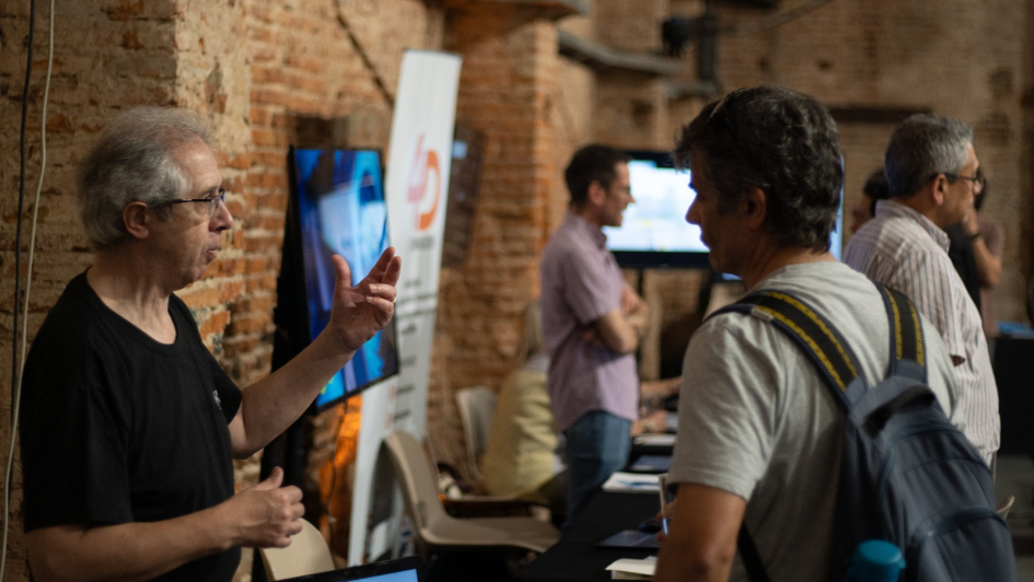 Personas hablan de pie en el salón