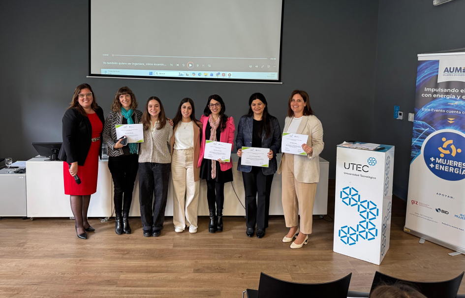 Jornada académica de UTEC en Durazno Panelistas de pie; detrás, pantalla; a un lado, banners