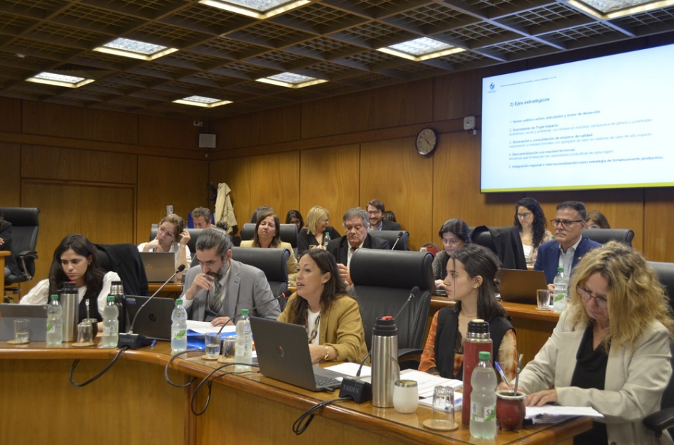 Autoridades y referentes del MIEM sentados