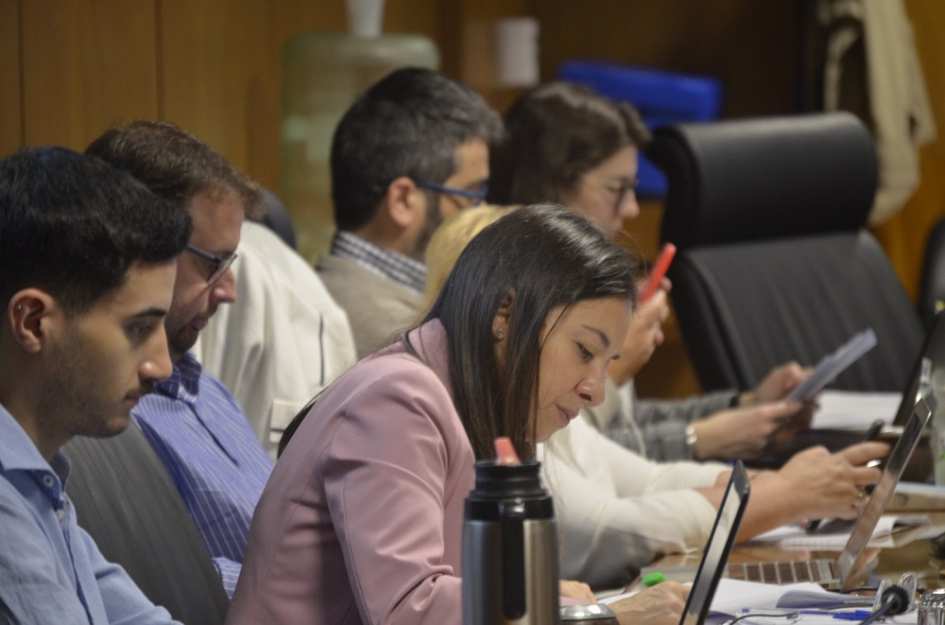 Senadores y senadoras sentadas