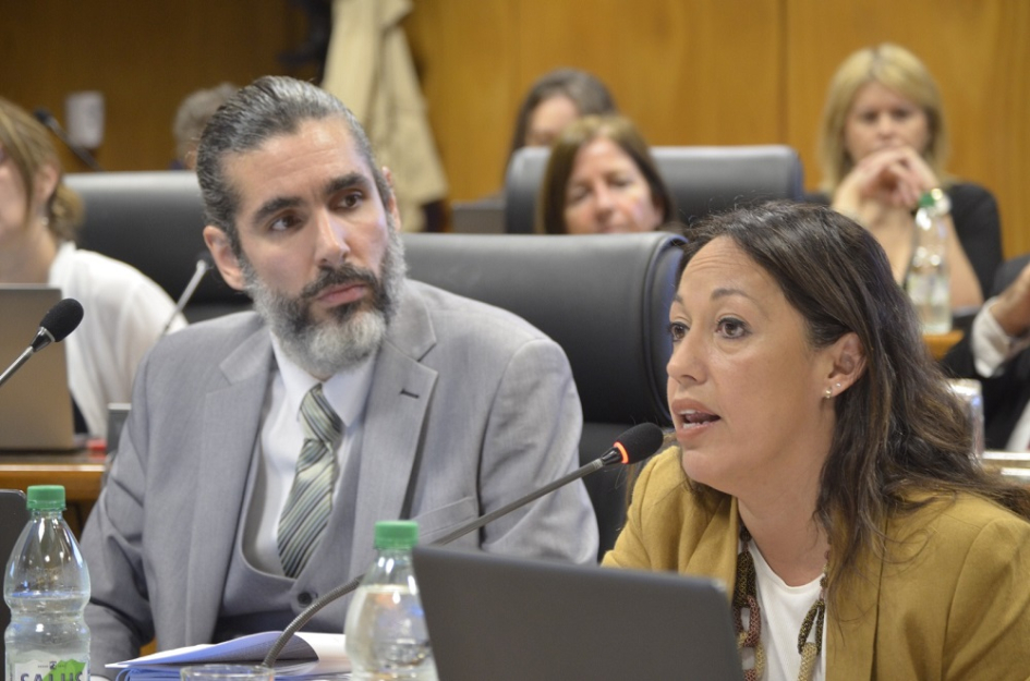 Ministra Cardona habla. A su lado, el director general Rodrigo Díaz