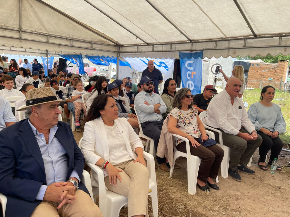 Inauguración de obras de electrificación de UTE en El Abasto, Río Branco, Cerro Largo Cardona y Fratti, sentados, en primera fila; al otro lado, autoridades de UTE