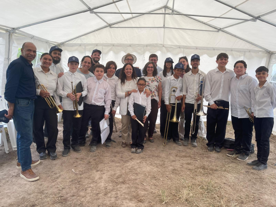 Orquesta infantil y juvenil de Río Branco, parte del programa Un niño, un instrumento del Sodre Ministra sonríe junto a integrantes de una orquesta juvenil