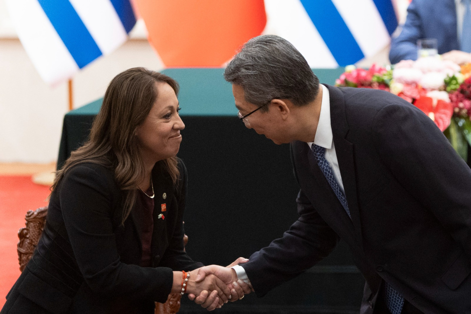 Cardona estrecha la mano de un integrante de la delegación china