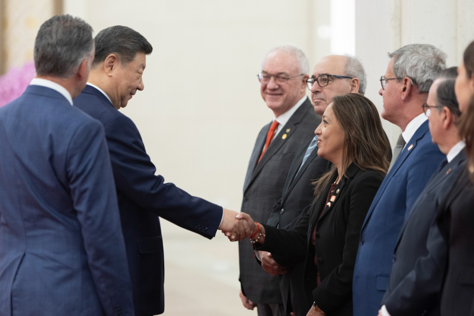 Yamandú Orsi y Xi Jinping saludan. El mandatario chino estrecha la mano a la ministra Cardona