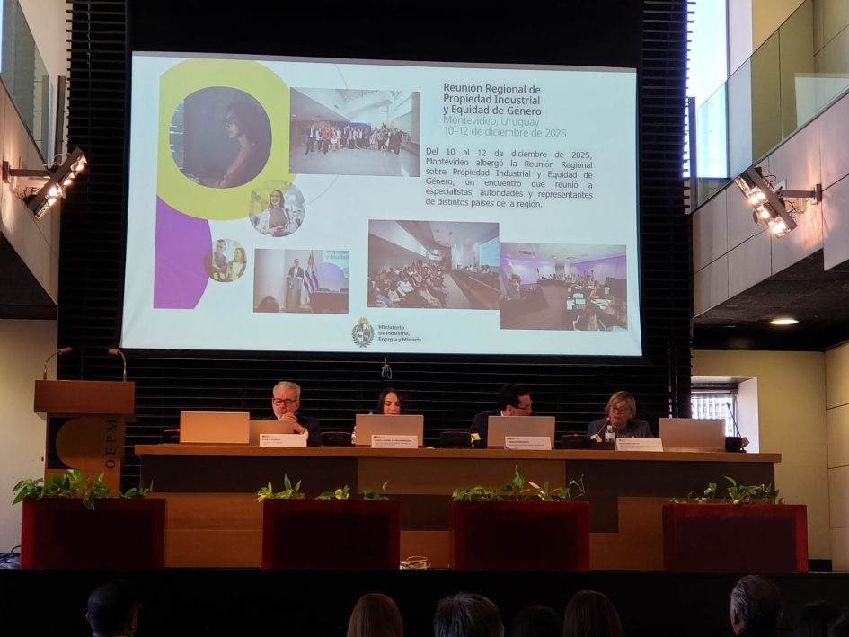 panel de 4 personas sentadas