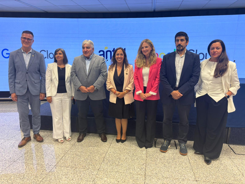Acuerdo entre Antel y Google Cloud Ministra Fernanda Cardona en el centro acompañada de autoridades.