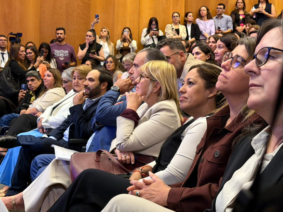 Autoridades en el auditorio de Presidenci