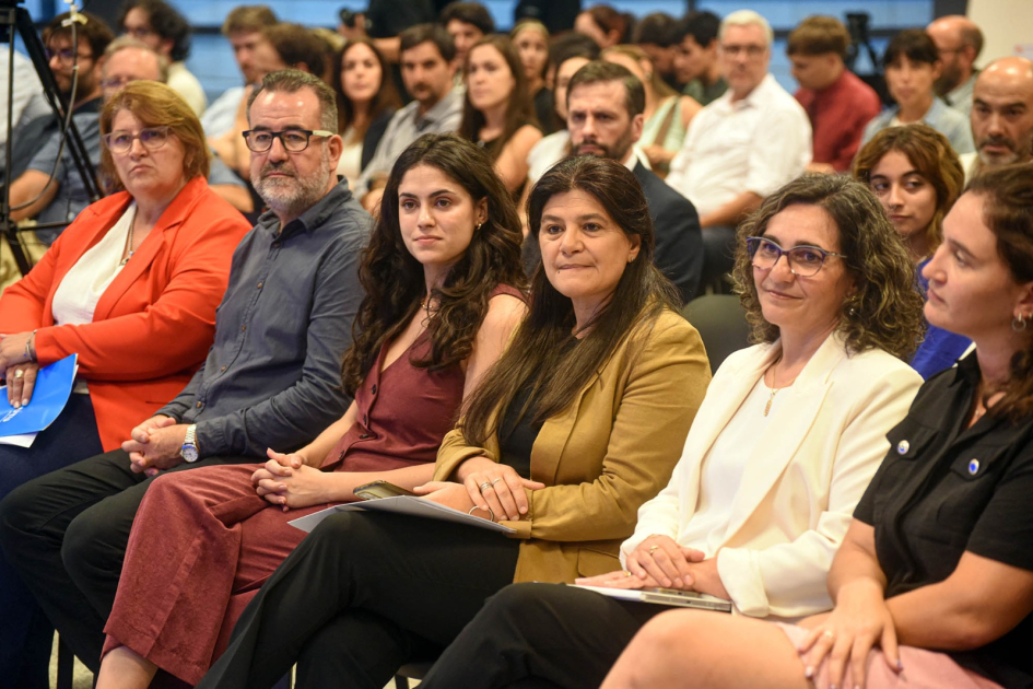 Autoridades sentadas en primera fila