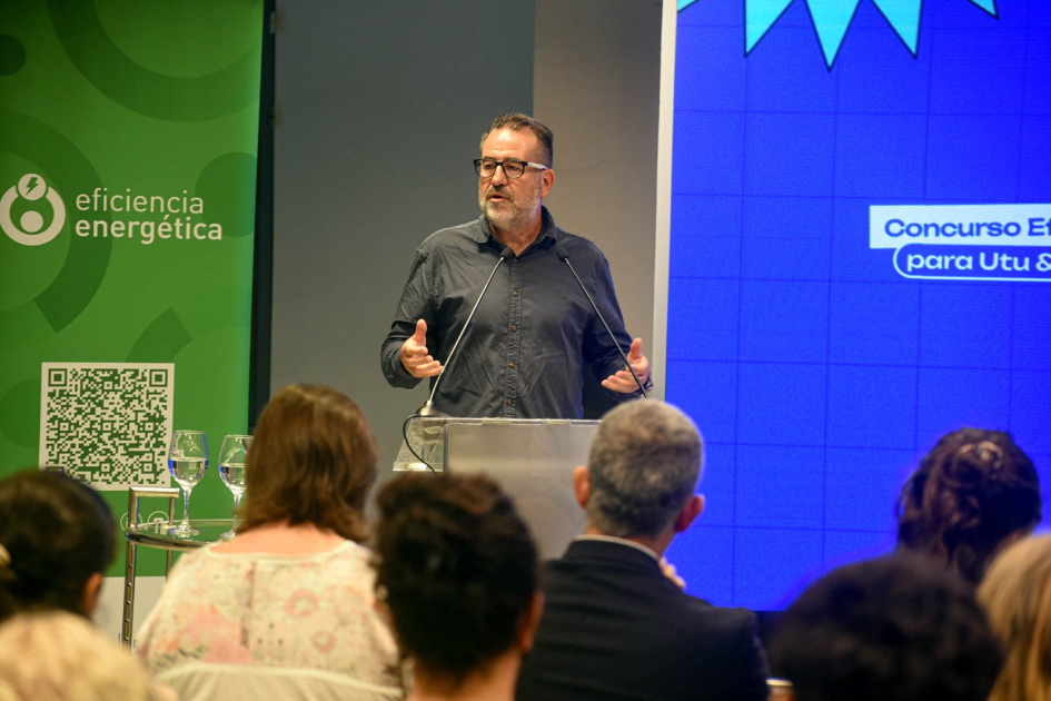 Manuel Oroño habla desde atril. Detrás hay un banner institucional de eficiencia energética.
