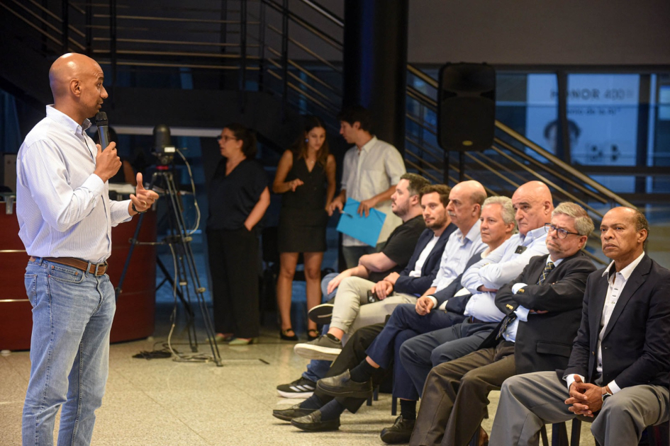 Representante de Ceibal, de perfil, habla a micrófono. Hay público sentado.