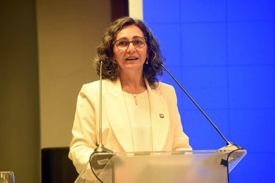 Andrea Cabrera habla a micrófono desde atril.