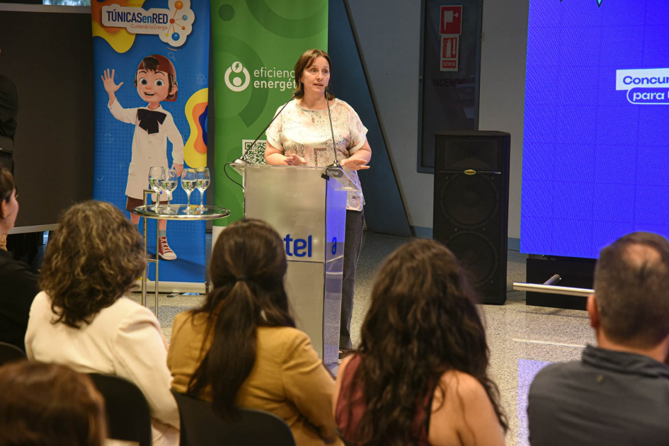 Gabriela Salsamendi habla desde atril. Detrás hay banners institucionales.
