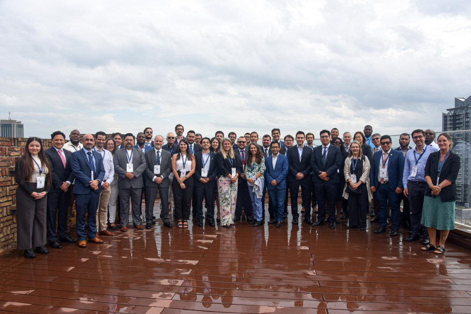 Gran cantidad de representantes del FOREPLEN, de pie, en un espacio abierto, bajo el cielo nublado