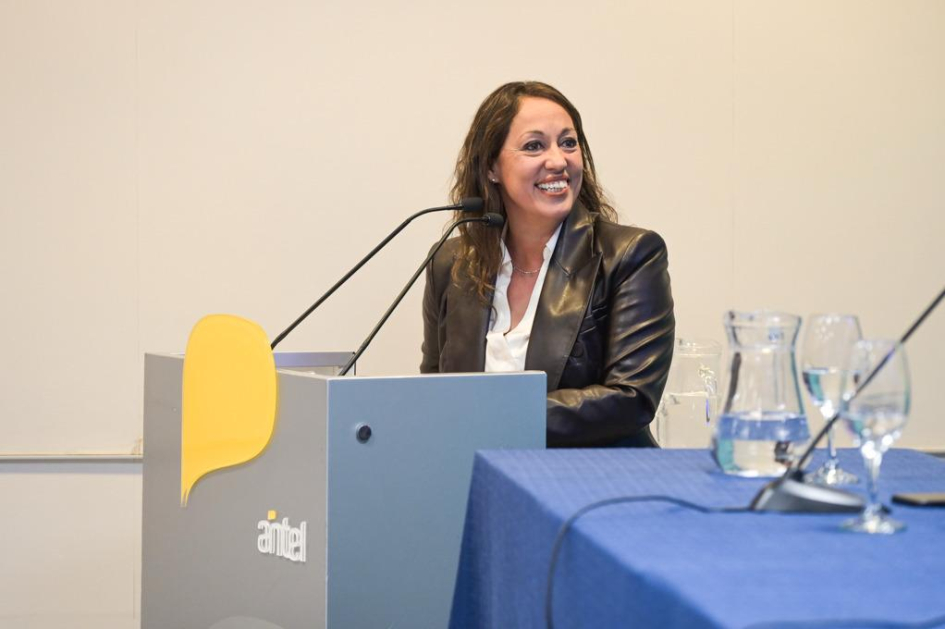 Ministra Fernanda Cardona Fernanda Cardona sonríe desde atril. A su lado hay una mesa con jarra y copas de agua