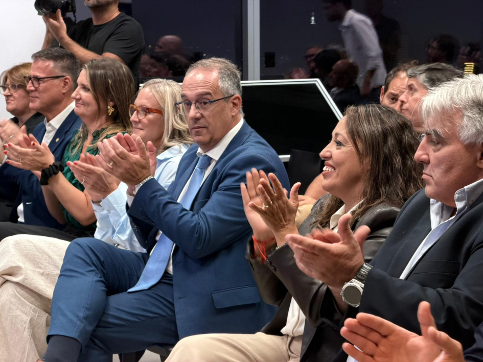 Autoridades participantes Autoridades, sentadas en primera fila, aplauden.