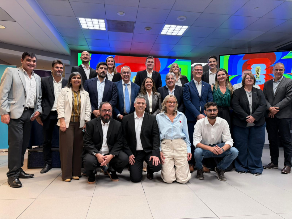 Equipo periodístico y autoridades Equipo periodístico y autoridades posan para foto