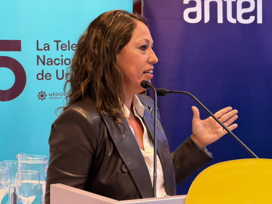 Ministra Fernanda Cardona Fernanda Cardona, de perfil, habla desde atril a micrófono.