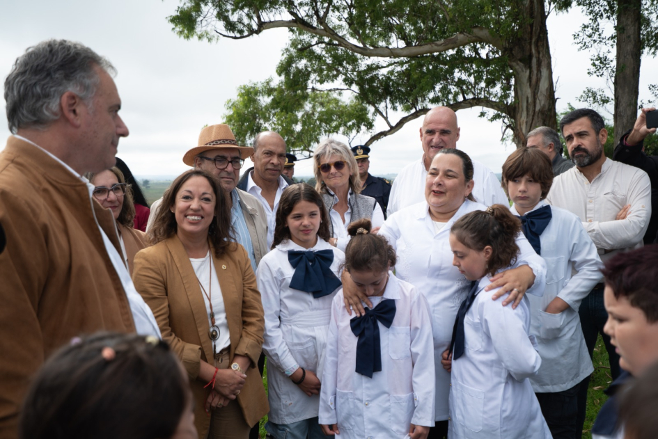 Autoridades junto a directora y estudiantes Presidente Orsi y autoridades junto a directora y estudiantes de la escuela dialogan.