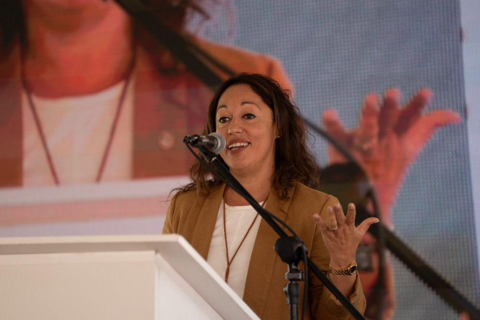 Ministra Fernanda Cardona Ministra Cardona habla a micrófono desde el atril