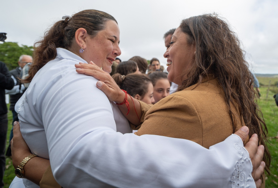 Directora de la escuela y ministra Cardona Directora de la escuela y ministra Cardona se abrazan.