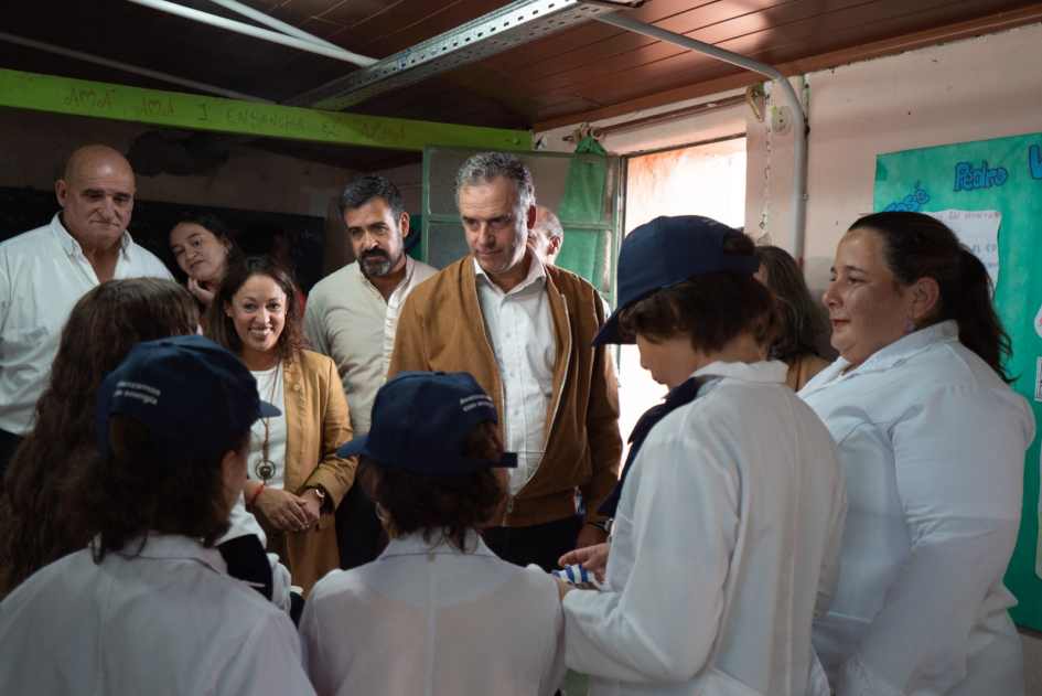 Autoridades y estudiantes Autoridades y estudiantes en el inetrior de la escuela