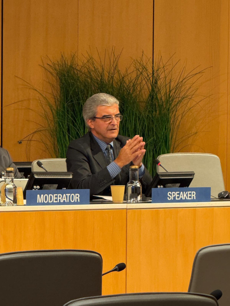 Persona sentada detrás de un escritorio