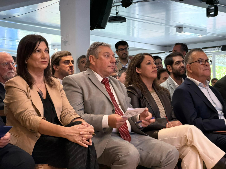 Blanca Rodríguez, Carlos Enciso, Fernanda Cardona y Rafael Leaniz, sentados en primera fila. 