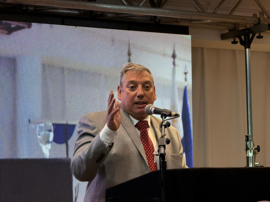 Carlos Enciso, intendente de Florida en atril de oradores.