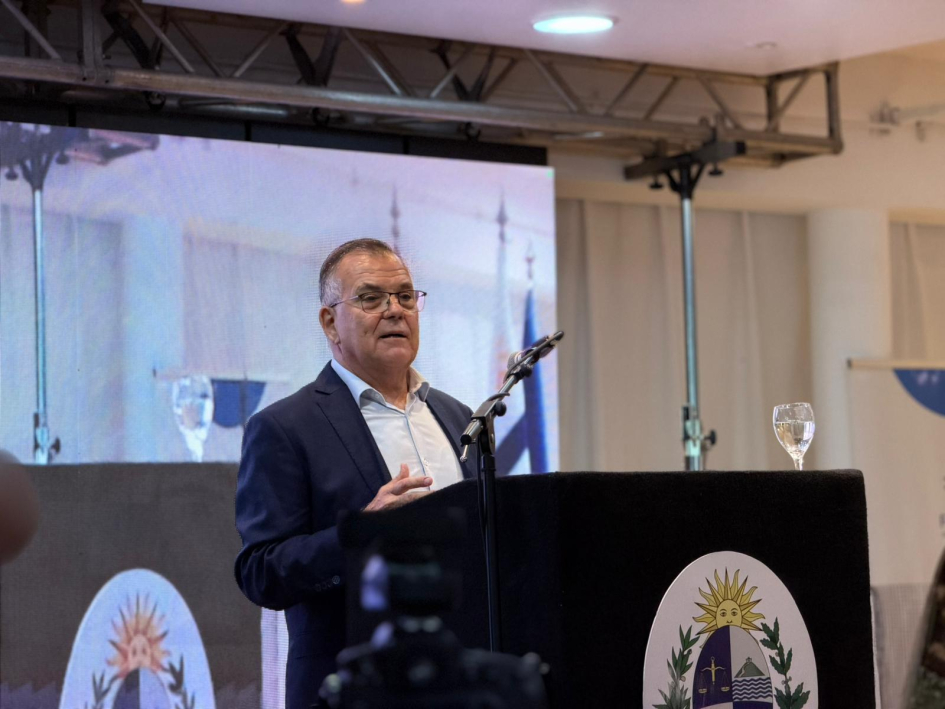 Rafael Leaniz, presidente de la Asociación Rural de Florida en atril de oradores. 