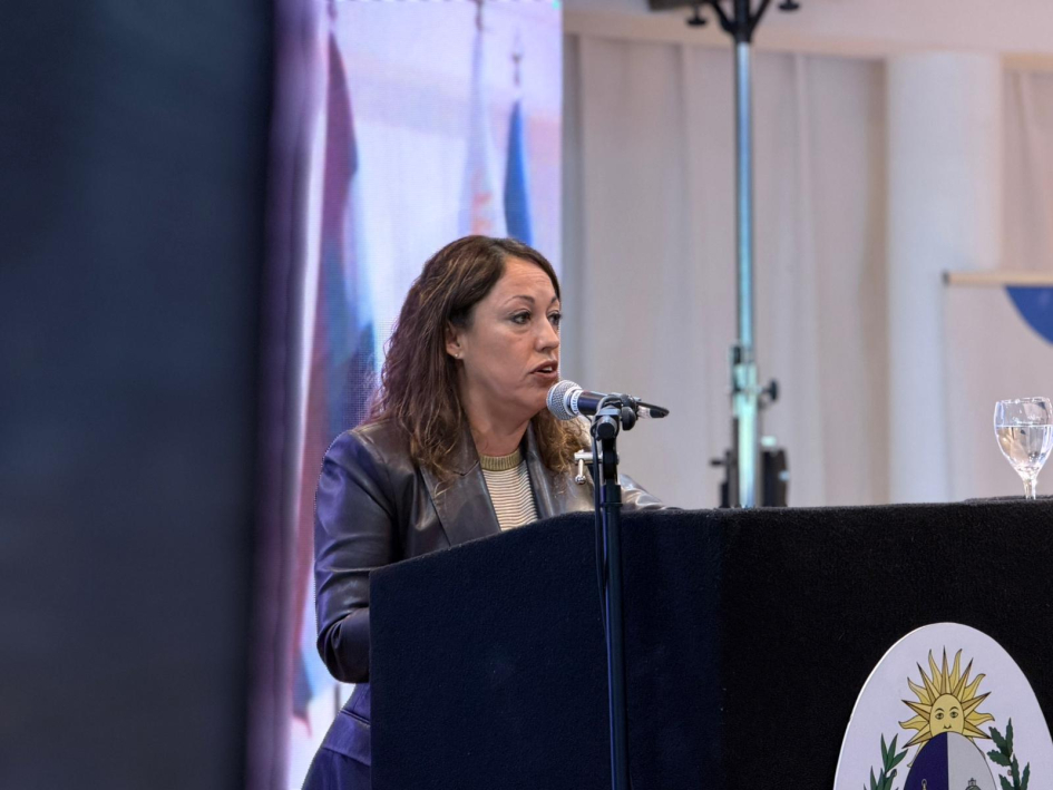 Ministra Fernanda Cardona en atril de oradores. 
