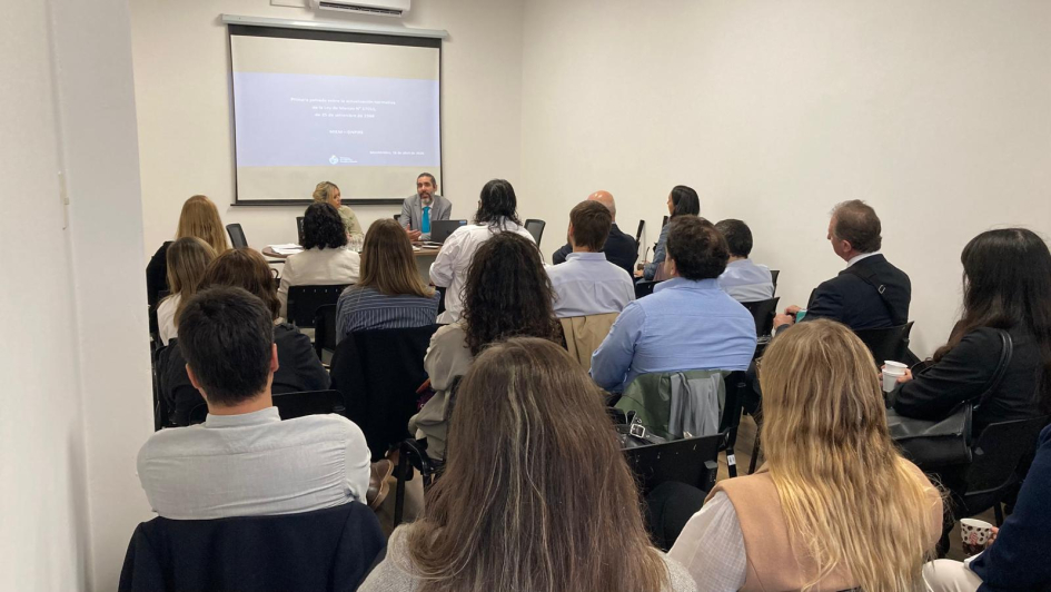 Varias personas sentadas en un salón