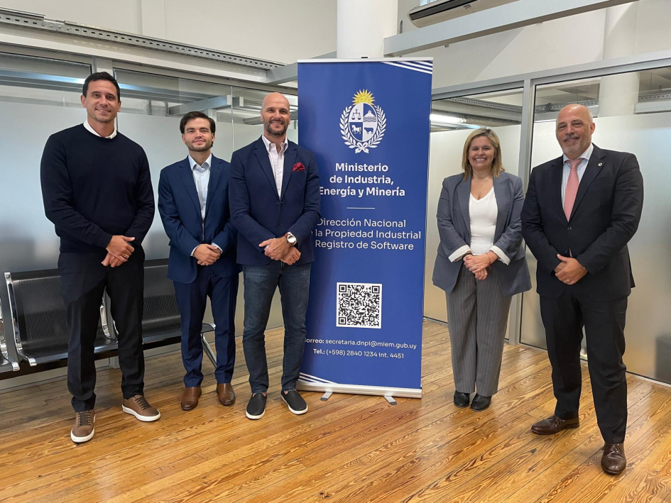 Cinco personas paradas junto al banner de la DNPI