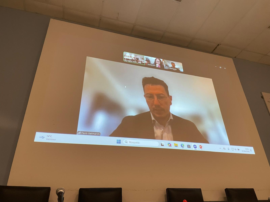 Pantalla con la imagen de una persona que se encuentra hablando