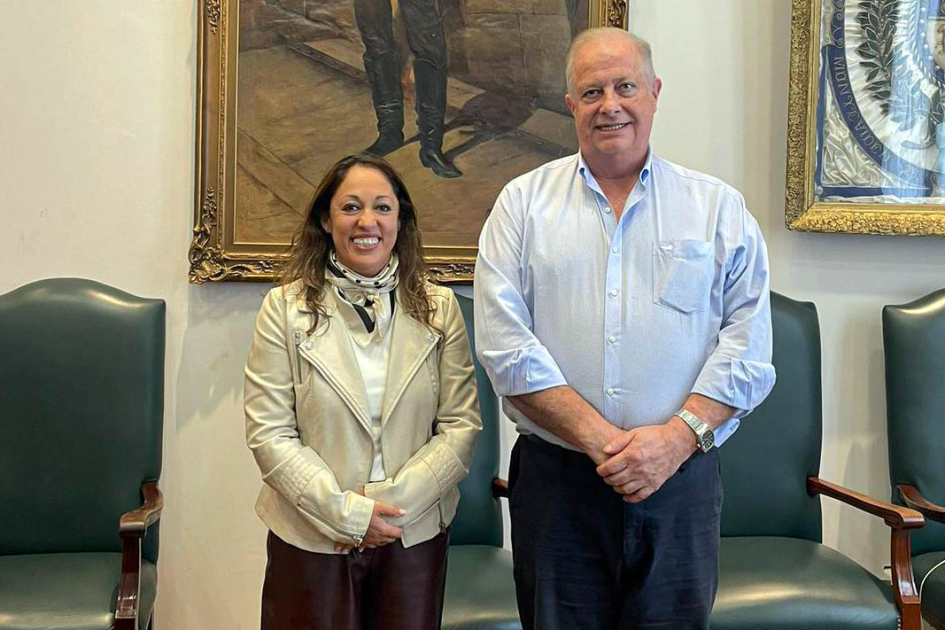 Cardona y Ezquerra, de pie; detrás, un cuadro de Artigas