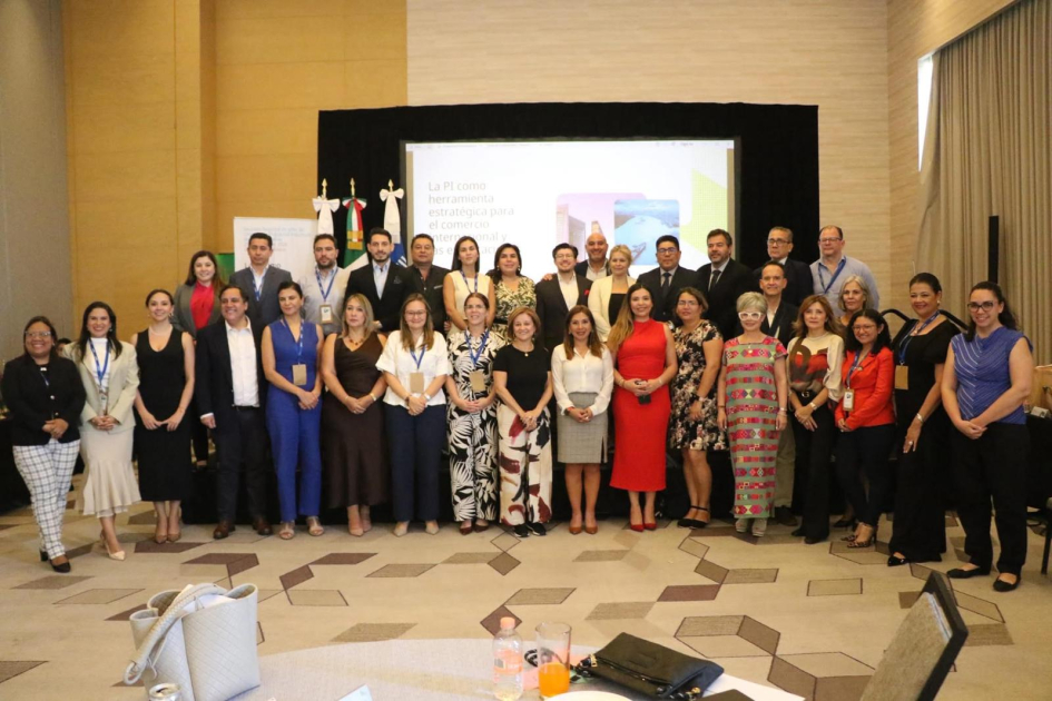 Foto oficial de participantes de la reunión regional de oficinas de propiedad intelectual