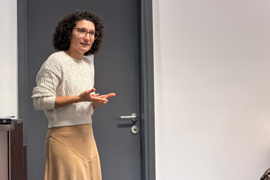 Laura Vera gerenta de Desarrollo de Proyectos y Negocios de pie.