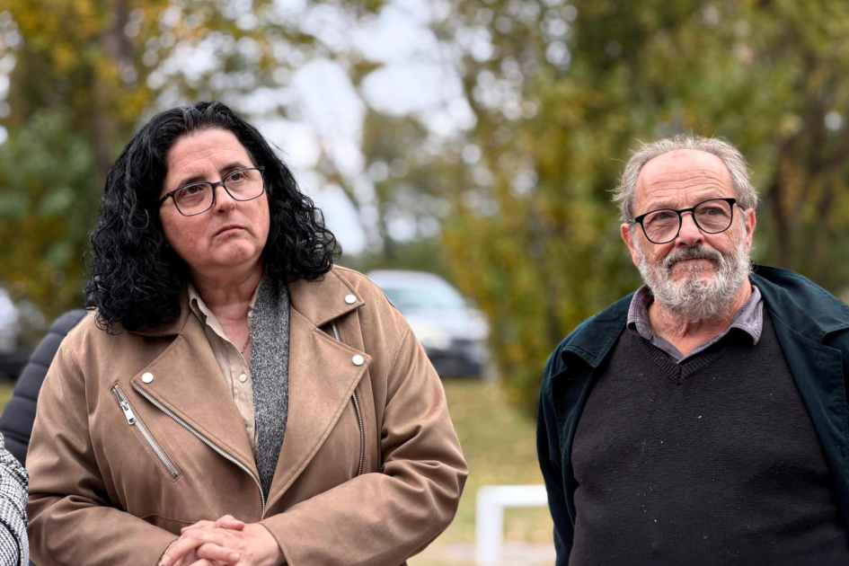 Daniel Olesker y Helena Pardo de pie, detrás se ven árboles