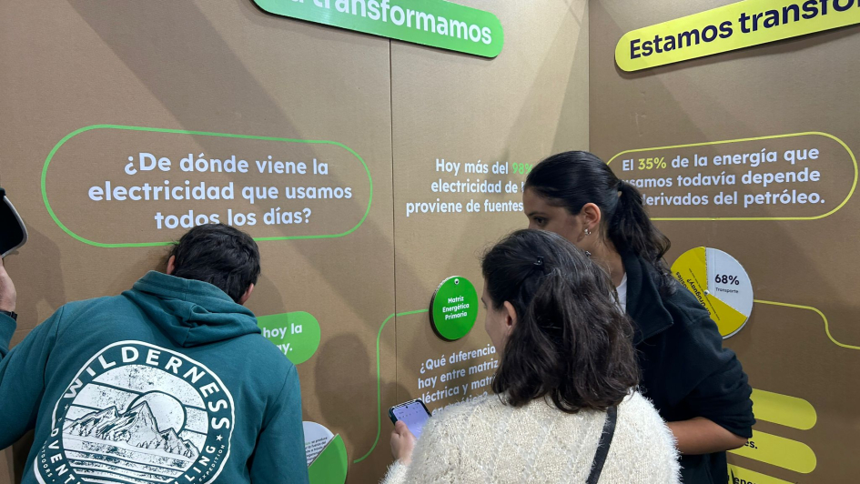 Stand del MIEM Personas en el stand del MIEM