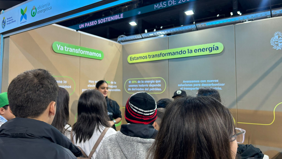 Stand del MIEM Adolescentes en el stand del MIEM