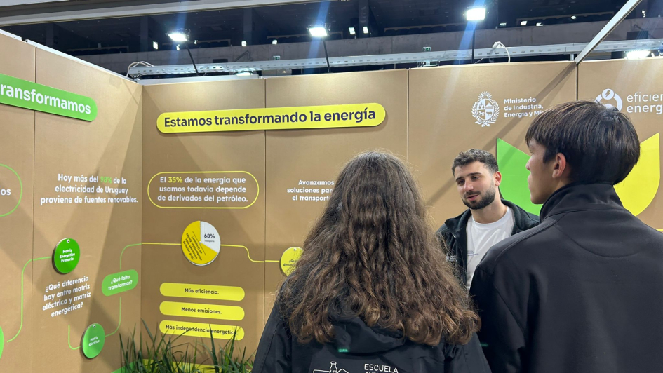 Stand del MIEM Dos adolescentes en el stand del MIEM