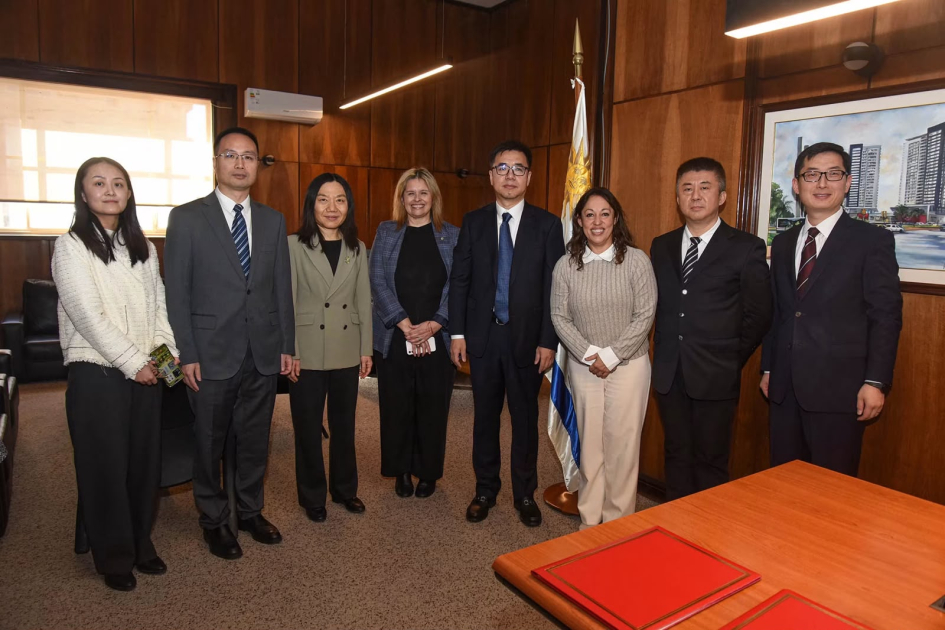 Ministra Fernanda Cardona, directora Marianela Delor y delegación de CNIPA Ocho personas paradas