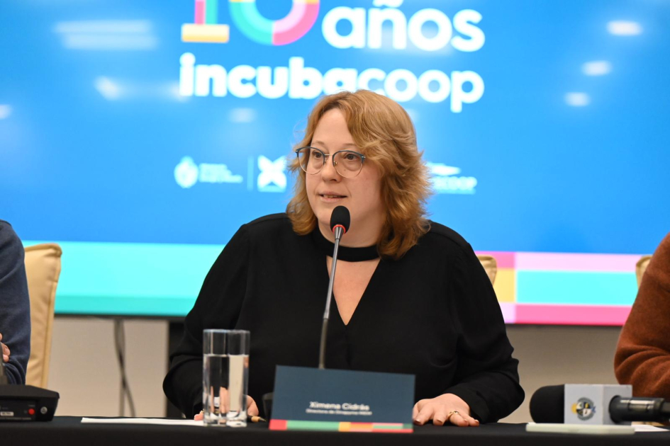 Ximena Cidrás Ximena Cidrás habla a micrófono