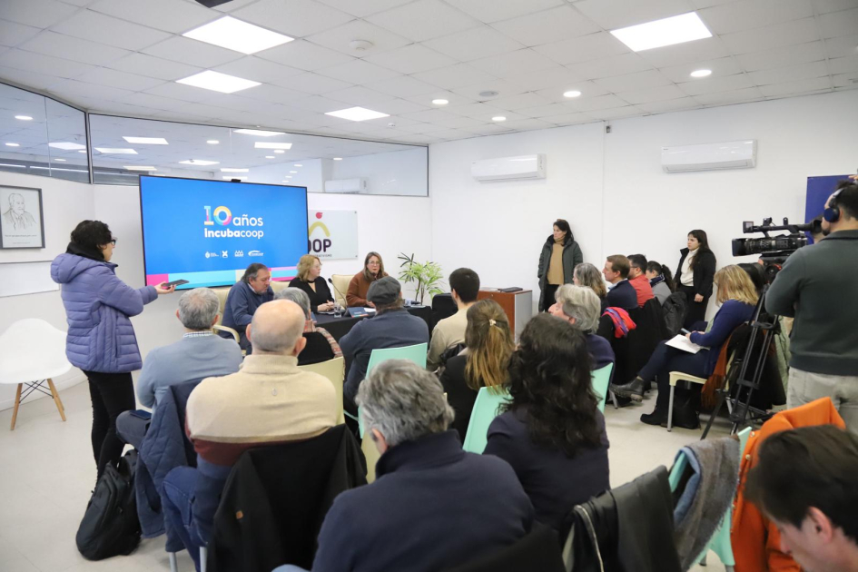 Público Público sentado. Al fondo, mesa de autoridades y pantalla