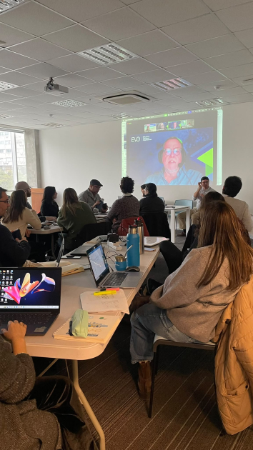 Instancia de intercambio con especialistas de EVO Videoconferencia proyectada con representante de EVO