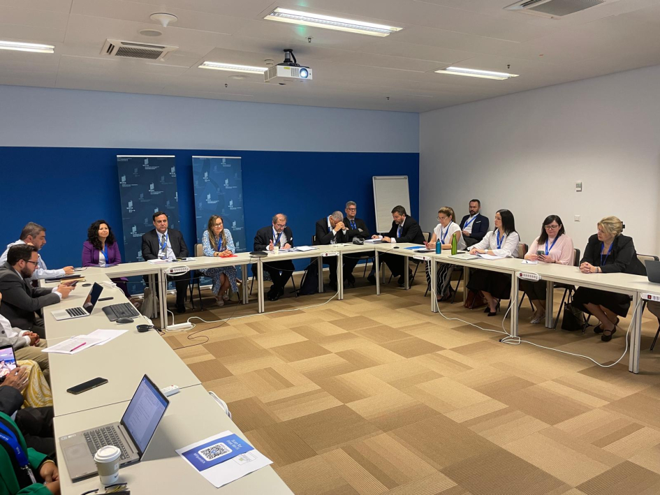 Reunión de PROSUR. Foto: INPI de Argentina. Personas sentadas alrededor de una mesa en forma de "u"